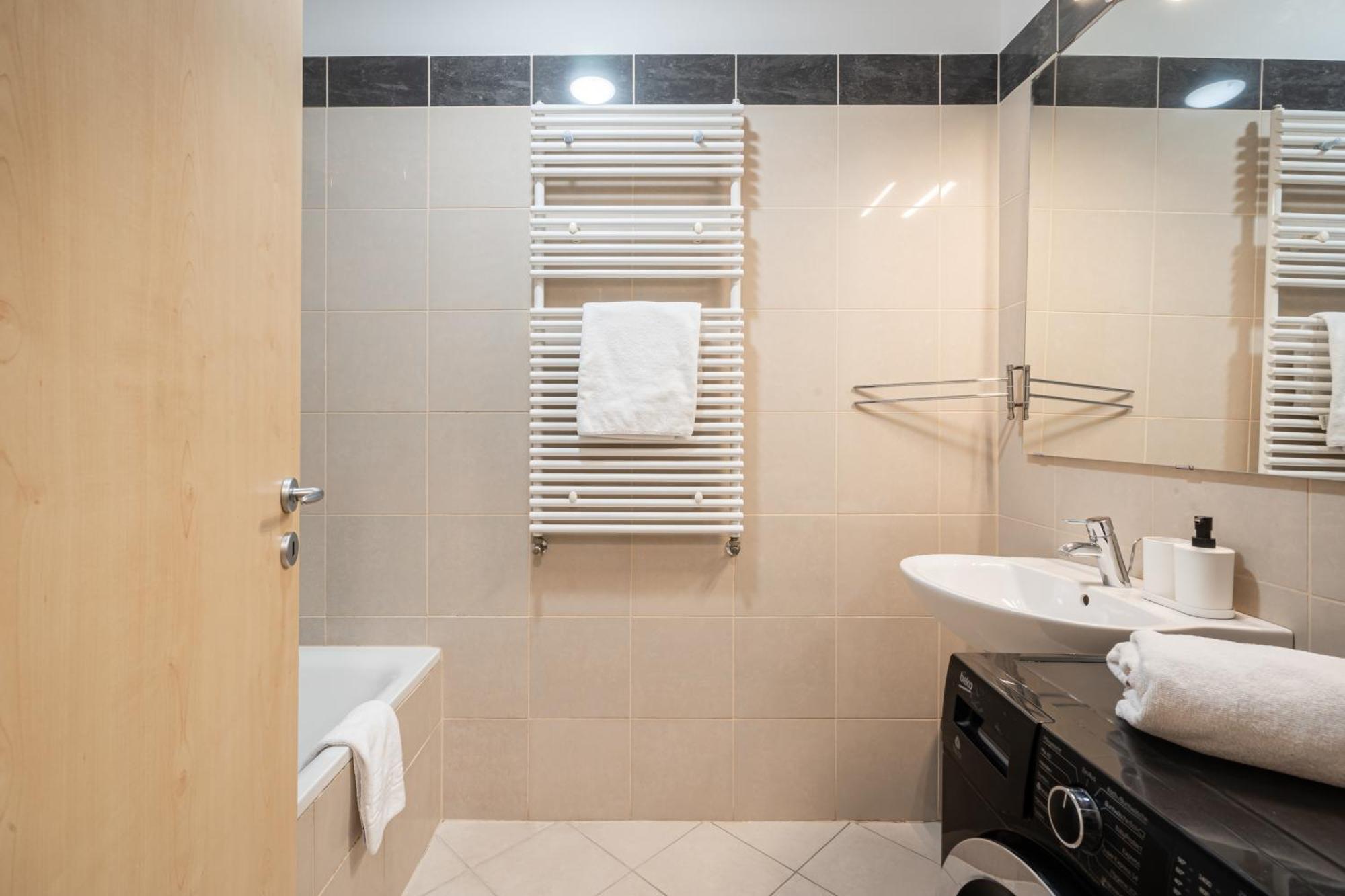 D16 - Gozsdu Garden Residence - Best Location By Bqa Budapest Exteriör bild